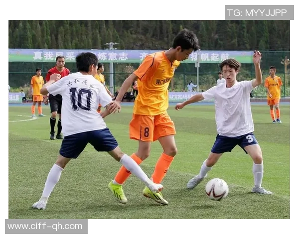 在绿茵场上展现凶悍风采的足球精神与团队合作的力量